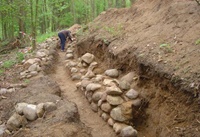 Fundamentreste einer Stützmauer am Südhang des Hügels, etwa 20 m von der Pyramide entfernt (Aufnahme 2005)