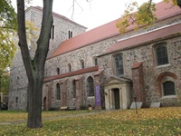 Südseite der St. Marienkirche in Strausberg mit dem originalen Portal der Pyramide aus Garzau (Aufnahme 2009)