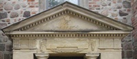 Architrav und Tympanon des Portals an der Strausberger St. Marienkirche (Aufnahme 2009)